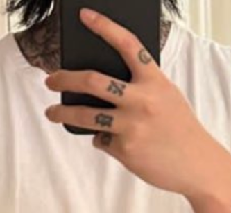 Ayase　YOASOBI　タトゥー　意味　デザイン　怖い　本物　ダサい　指