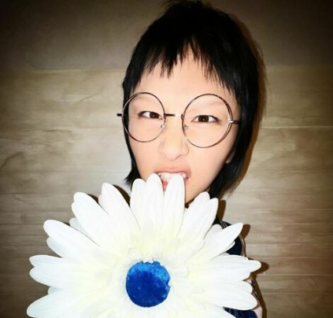 新しい学校のリーダーズ　SUZUKA　すずか　ボーカル　眉毛　ない　なし　全剃り　なぜ　理由　紅白