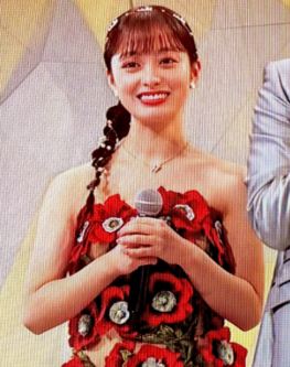 紅白歌合戦　2024　橋本環奈　着用　ドレス　衣装　どこ　ブランド　値段　価格